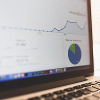 db 数据库指南编辑俯身在笔记本上记录慢查询日志要点，桌上散落便签与咖啡杯